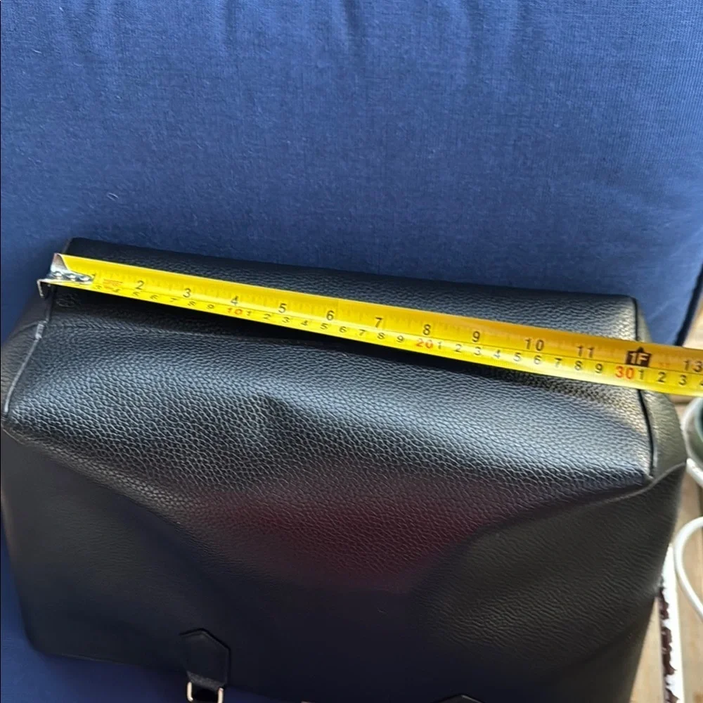 Sleek Black Leather Tote with Structured Design